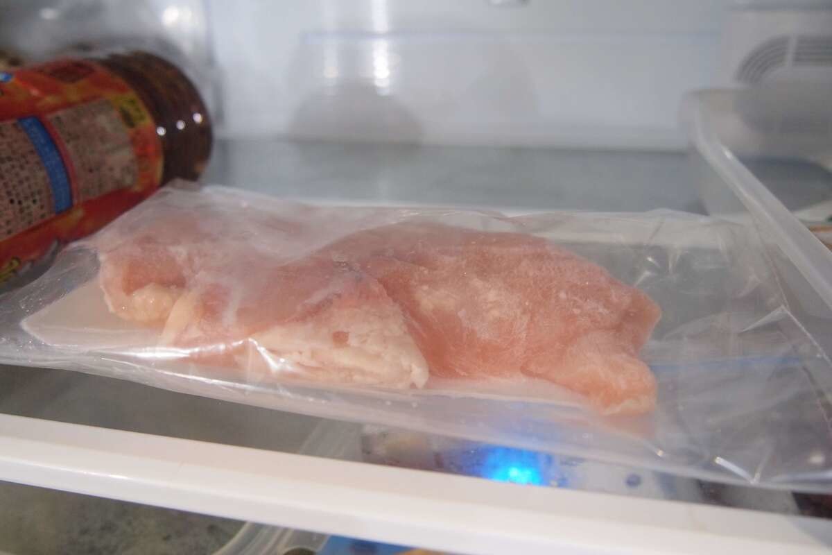 冷凍肉を室温で常温解凍するリスクと、より安全な解凍方法