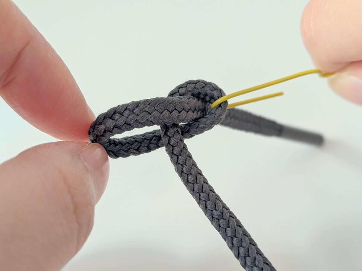 ガチガチに結ばれた紐を一瞬でほどく裏ワザ