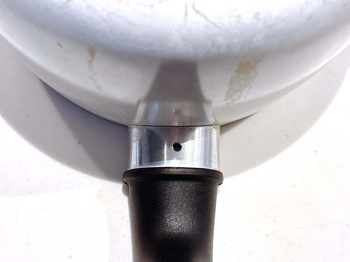 フライパンの持ち手にある「小さな穴」