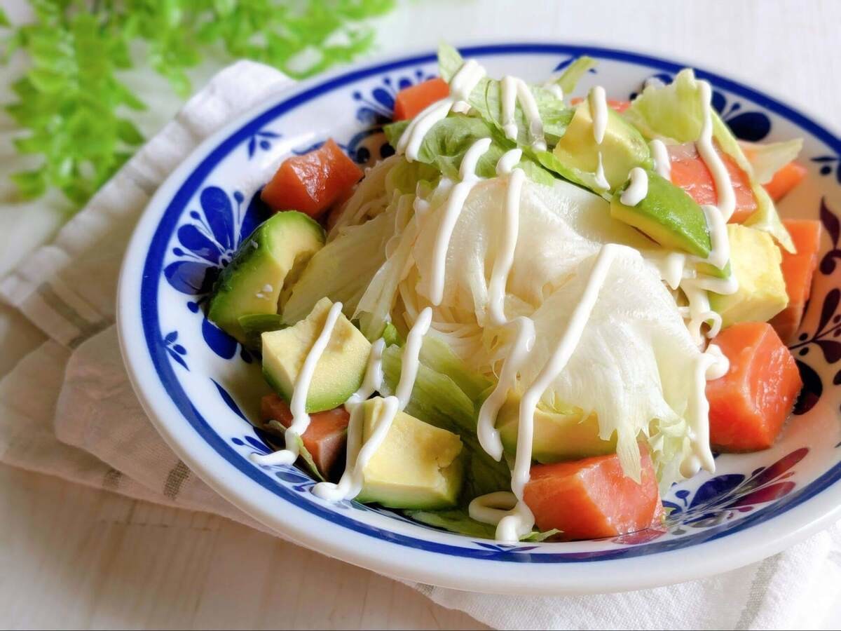 揖保乃糸®公式「サーモンとアボカドのそうめん」のレシピ