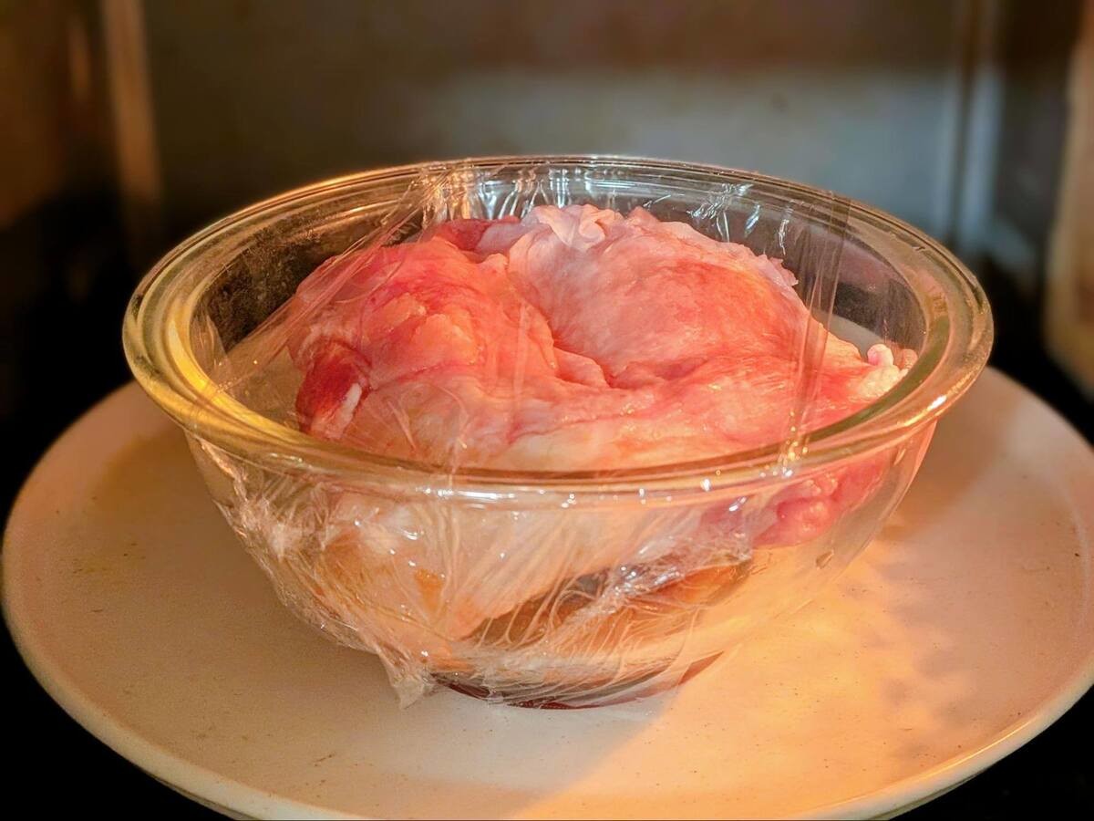 山本ゆりさん「解凍不要！レンジで鶏チャーシュー」のレシピ