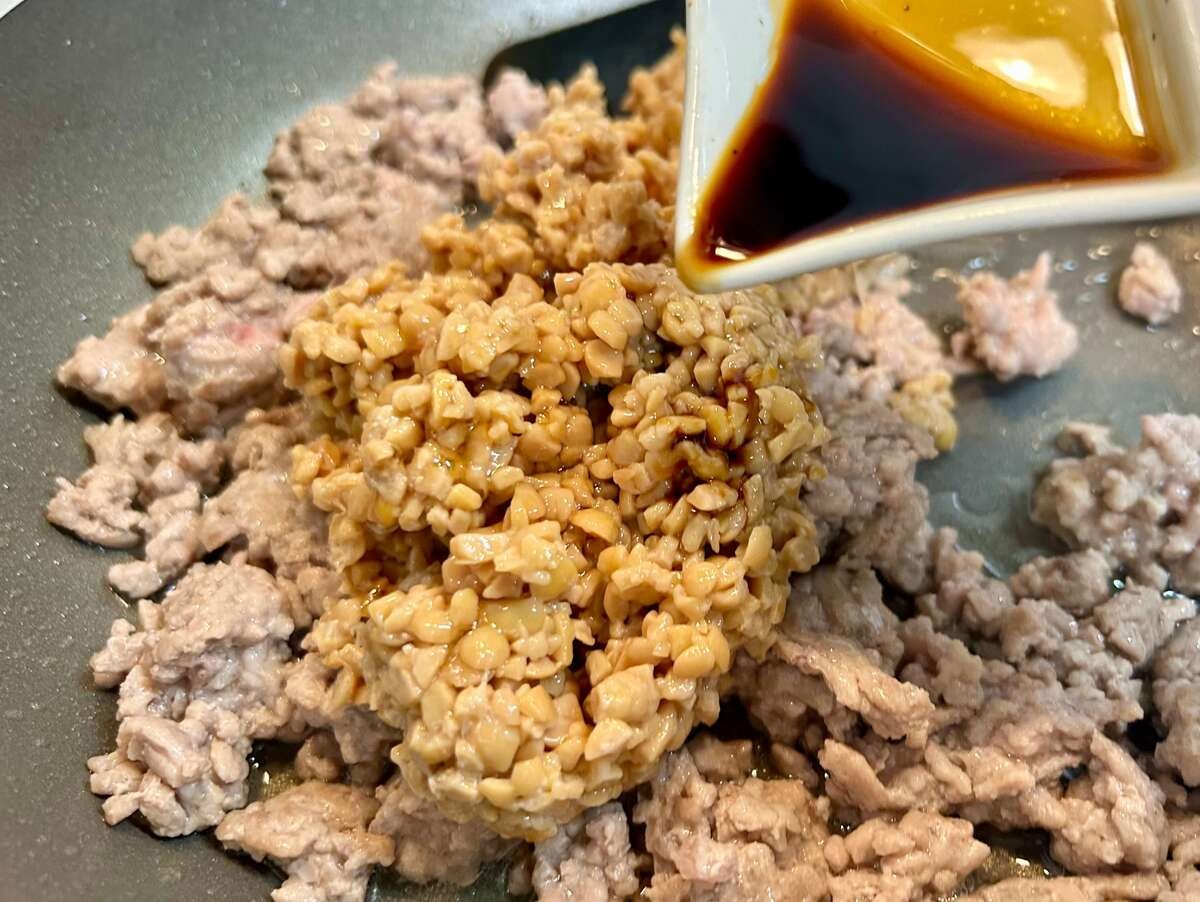 間宮祥太朗さん「ひき肉&納豆炒め」のレシピ