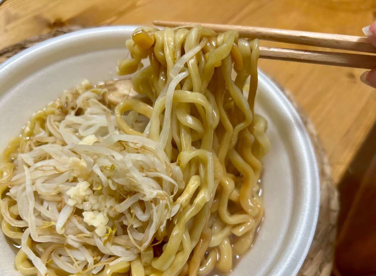 ファミマ「ラーメン荘 歴史を刻め監修 豚骨醤油 豚ラーメン」