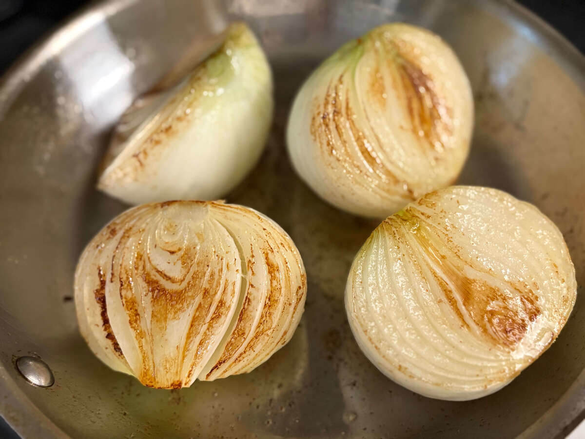 まりこさん「焼き玉ねぎ丸ごとスープ」