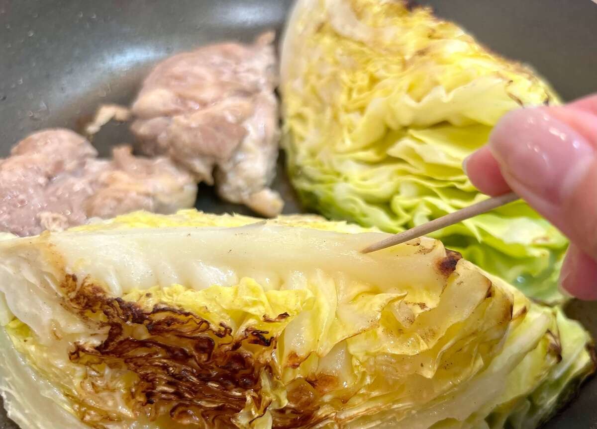 舘野鏡子さん「春キャベツと鶏肉のガーリックステーキ」