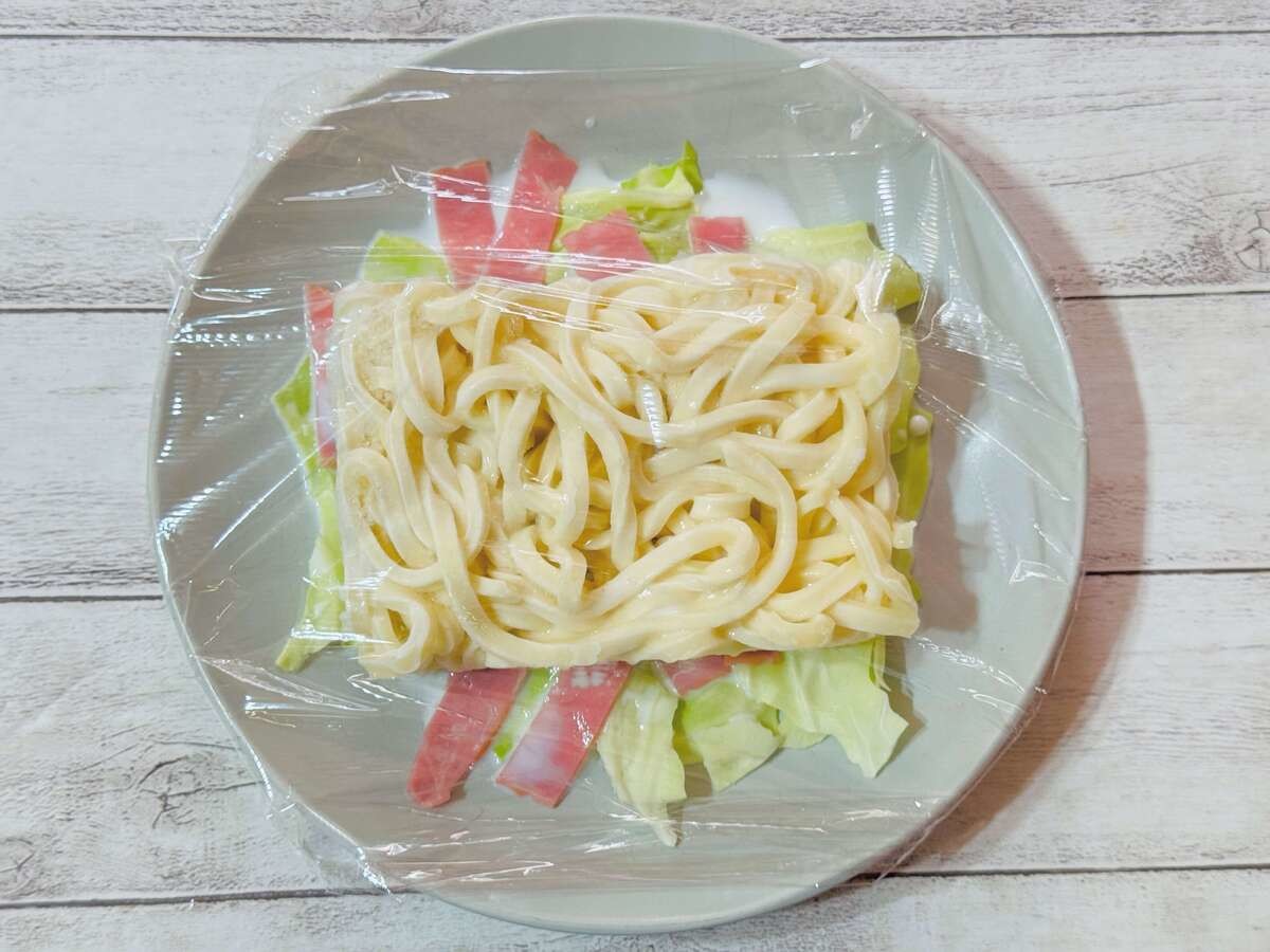 山本ゆりさんレシピ『キャベツとベーコンのチーズうどん』