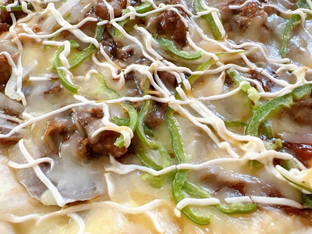 オーケーの新商品「牛カルビ焼肉ピザ」