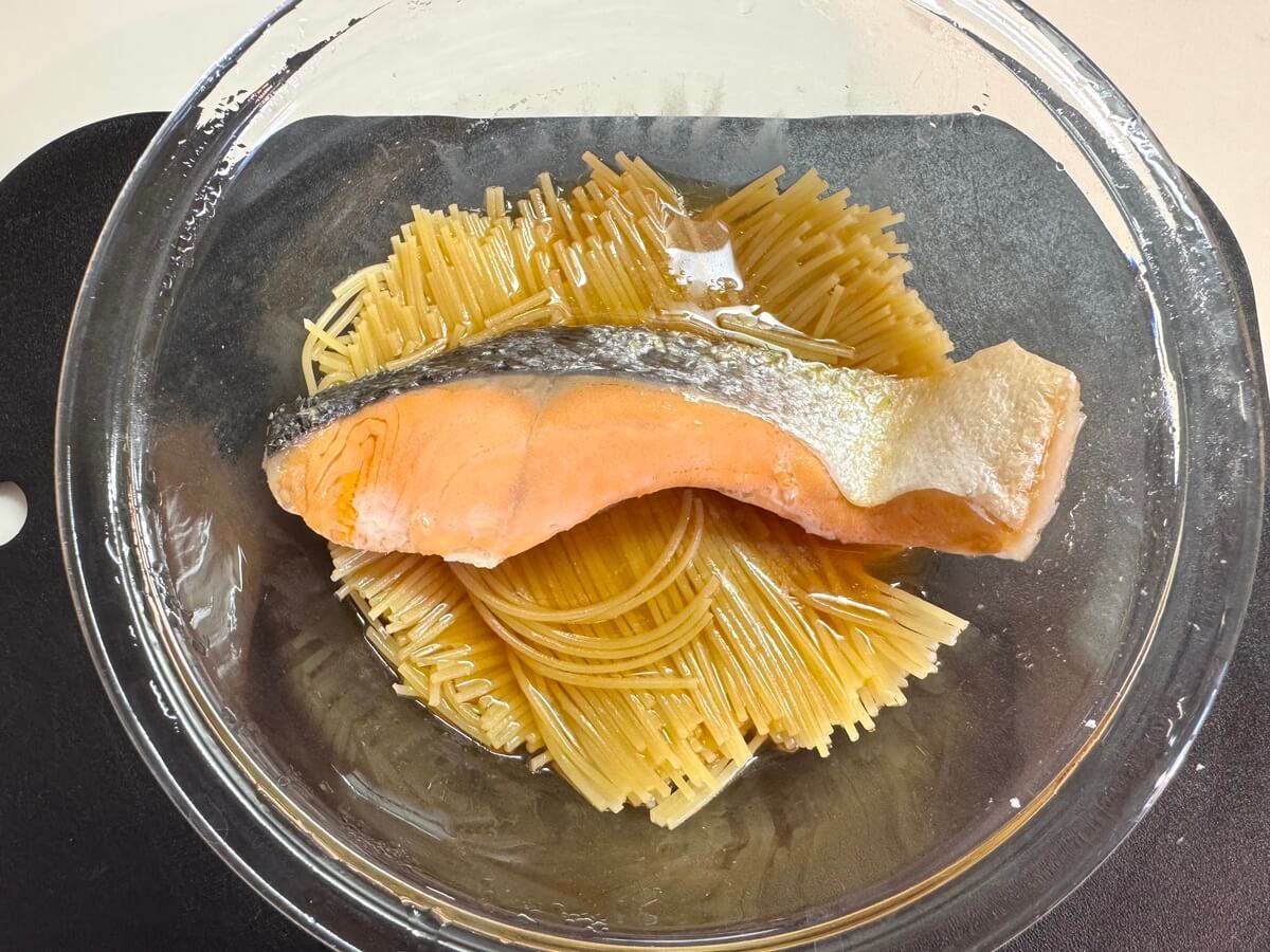 クレハ公式「レンジde鮭クリームパスタ」