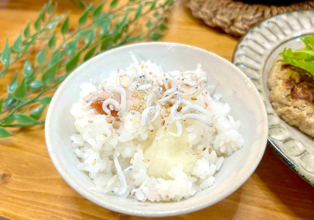 新たまねぎと梅干しの炊き込みご飯