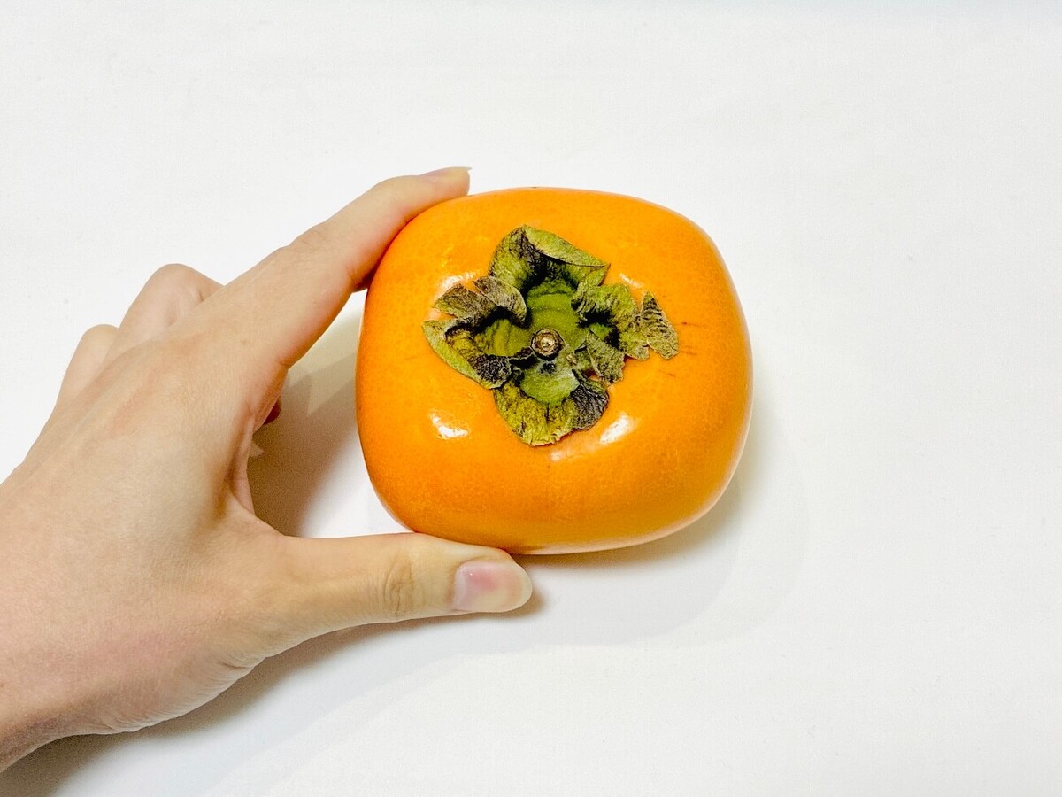 包丁を使わない柿の剥き方