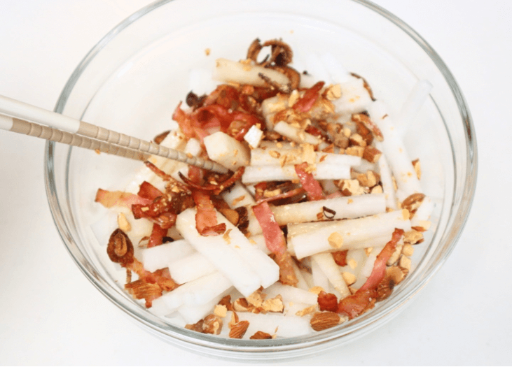 ナッツとベーコンの大根サラダ