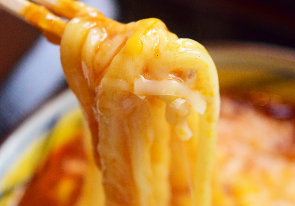丸亀製麺「とろける3種のチーズトマたまカレーうどん（ひと口ごはん付き）」