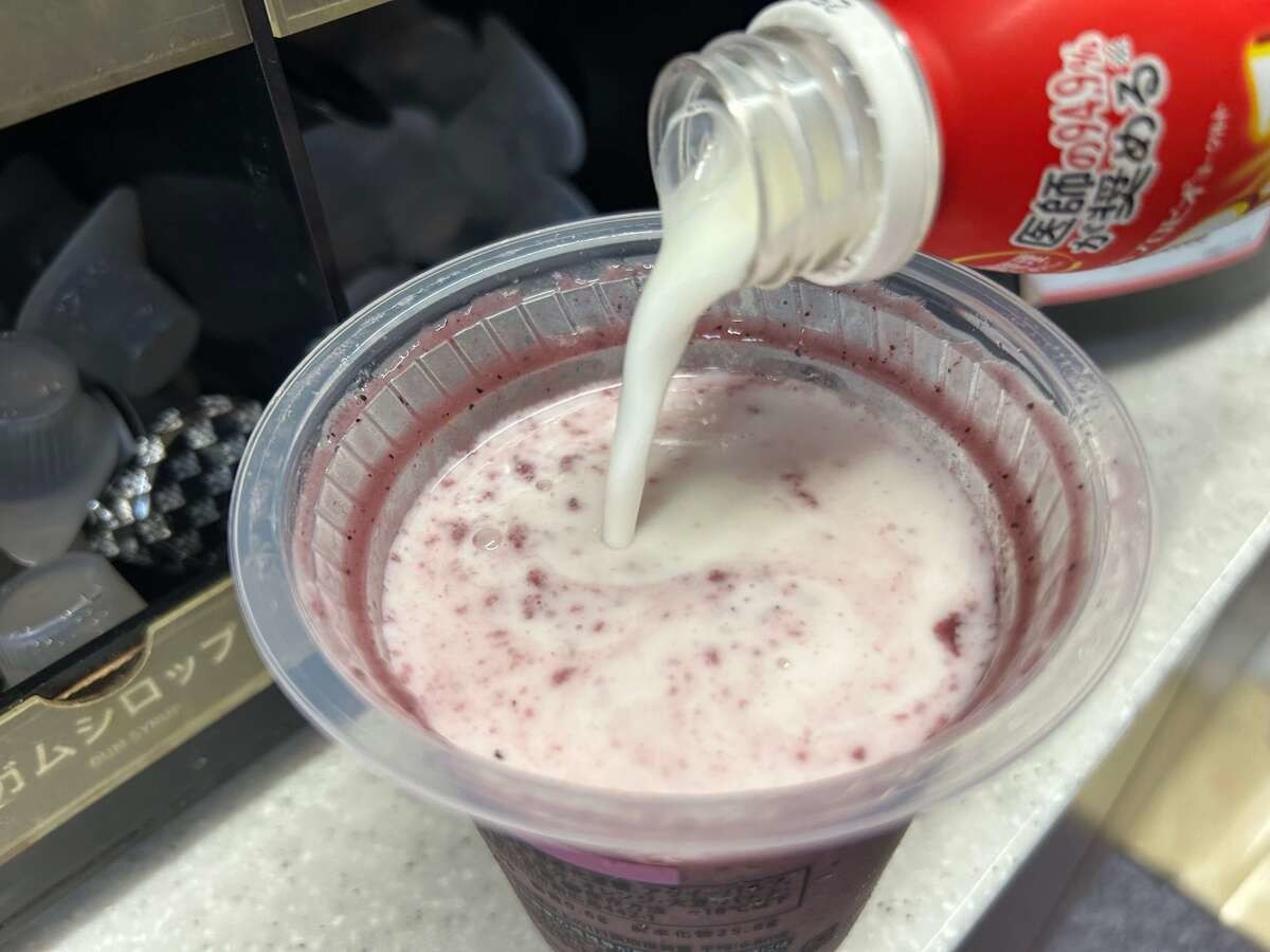 「アサイーバナナスムージー」に“R1ヨーグルト”をイン