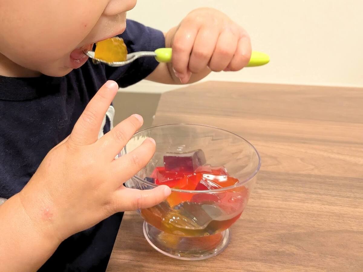 まるで色水遊び！？「カラフルゼリーの素」