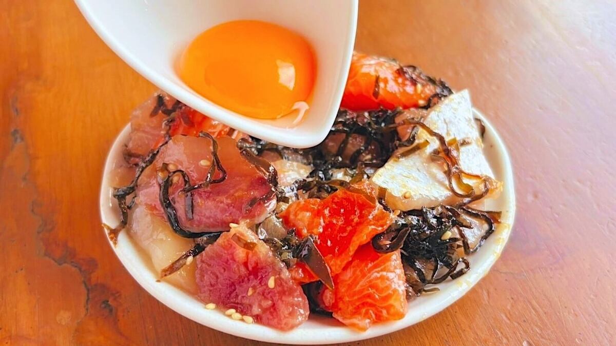 「端切れ刺身のにんにく塩昆布漬け」のレシピ