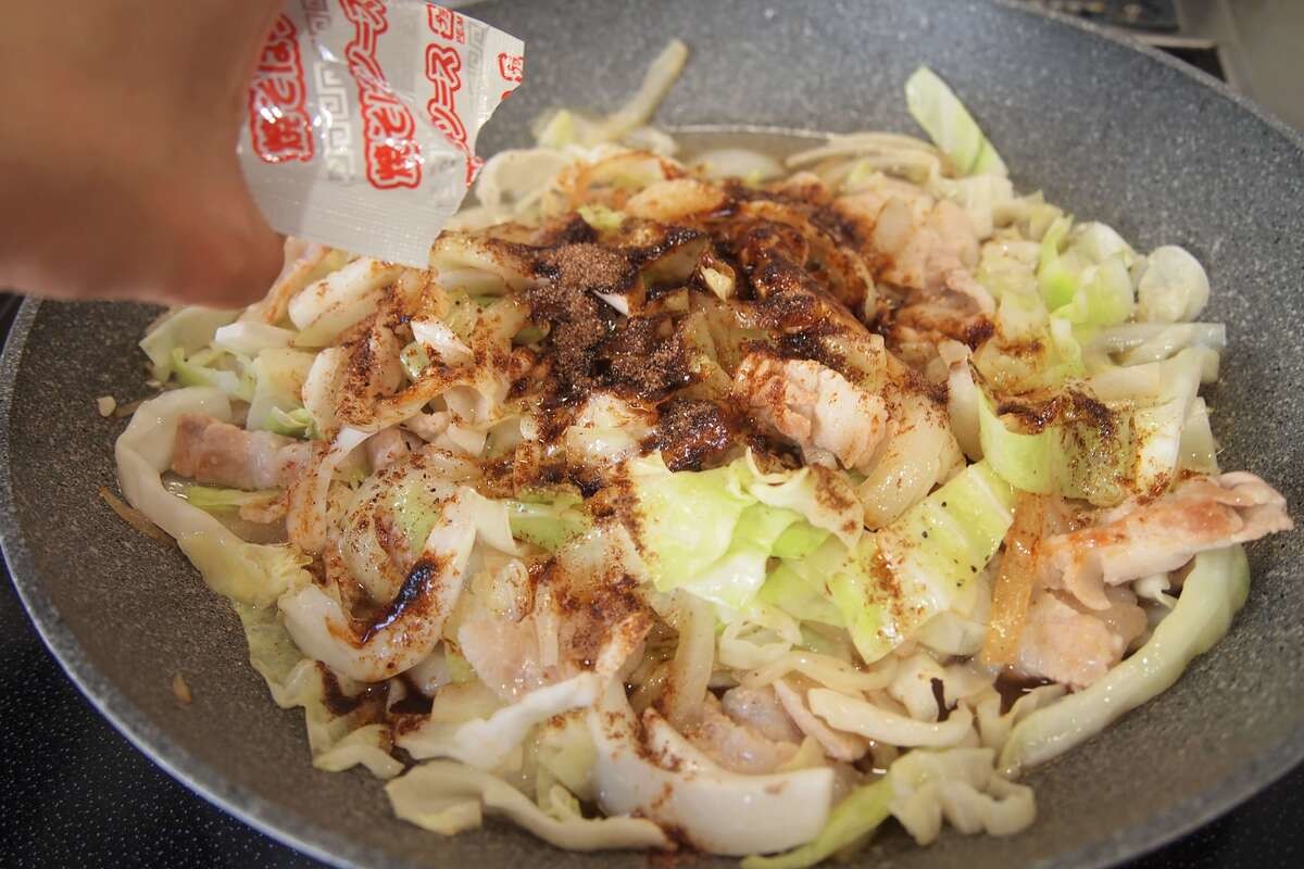 菰田欣也さん「豚肉とキャベツの焼きそば」のレシピ