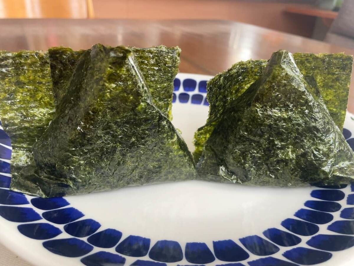 おにぎりの海苔が食べやすくなる裏技