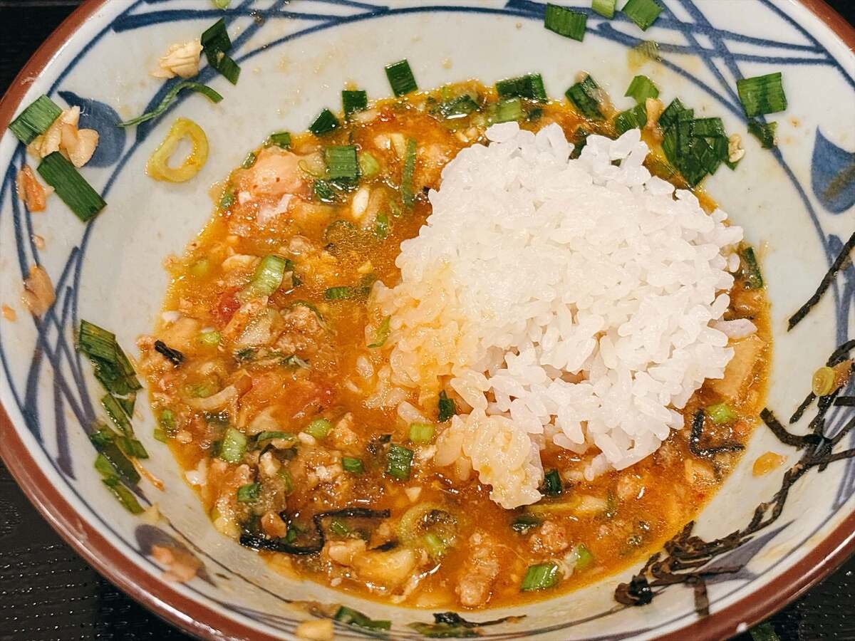 【丸亀製麺】注目の新作「肉辛まぜうどん」を実食レビュー