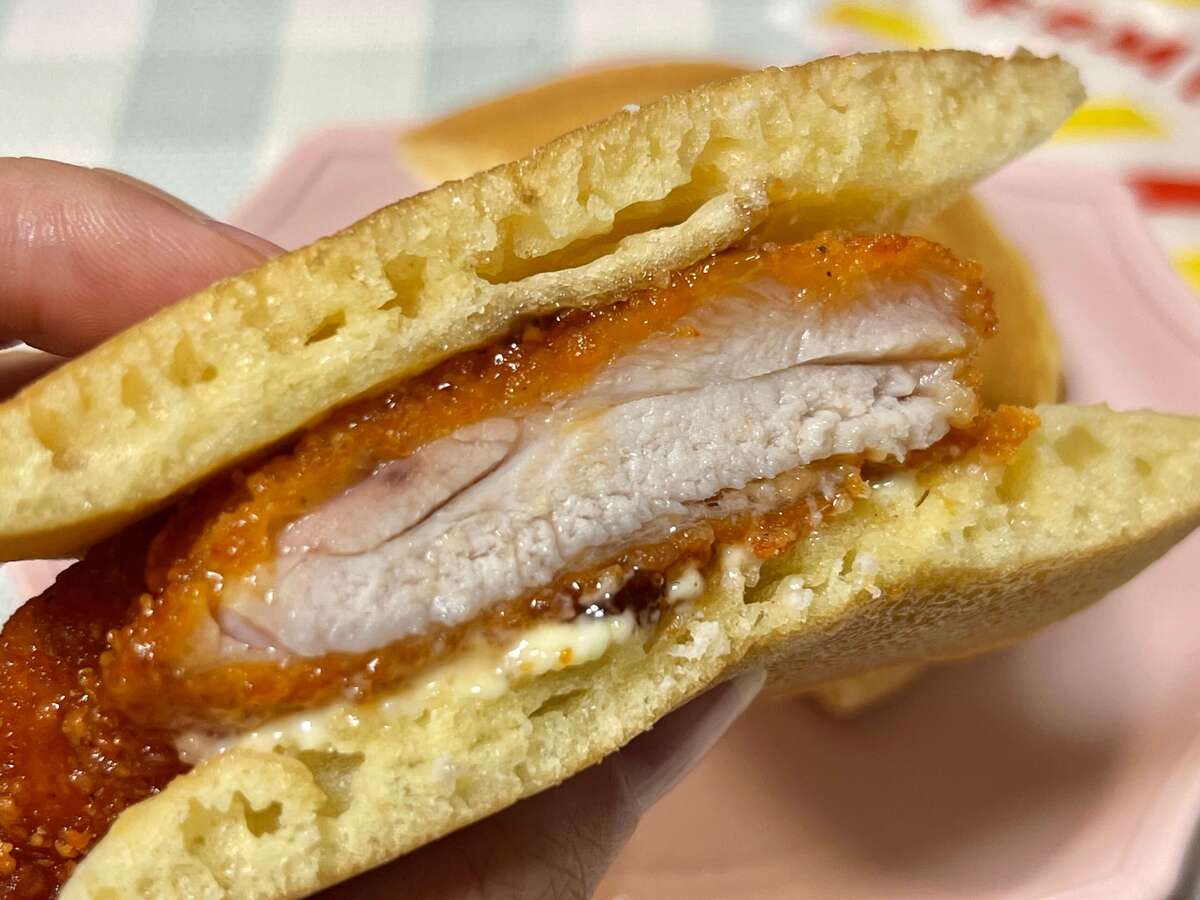 ファミチキをホットケーキでサンド！？