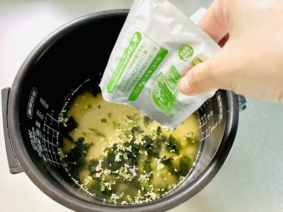 おうちごはんせいさくぶさん「わかめスープのもとでわかめ炊き込みご飯」のレシピ