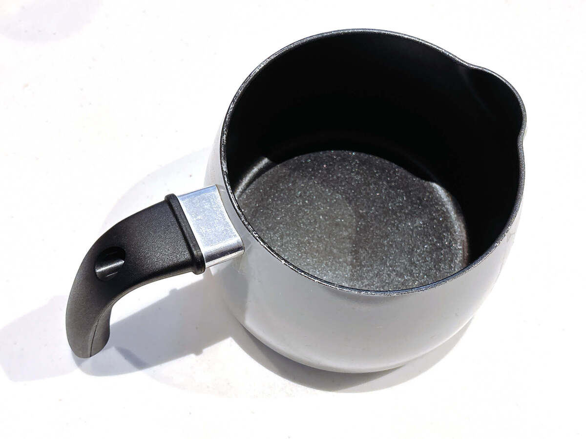 フライパンの持ち手にある「小さな穴」