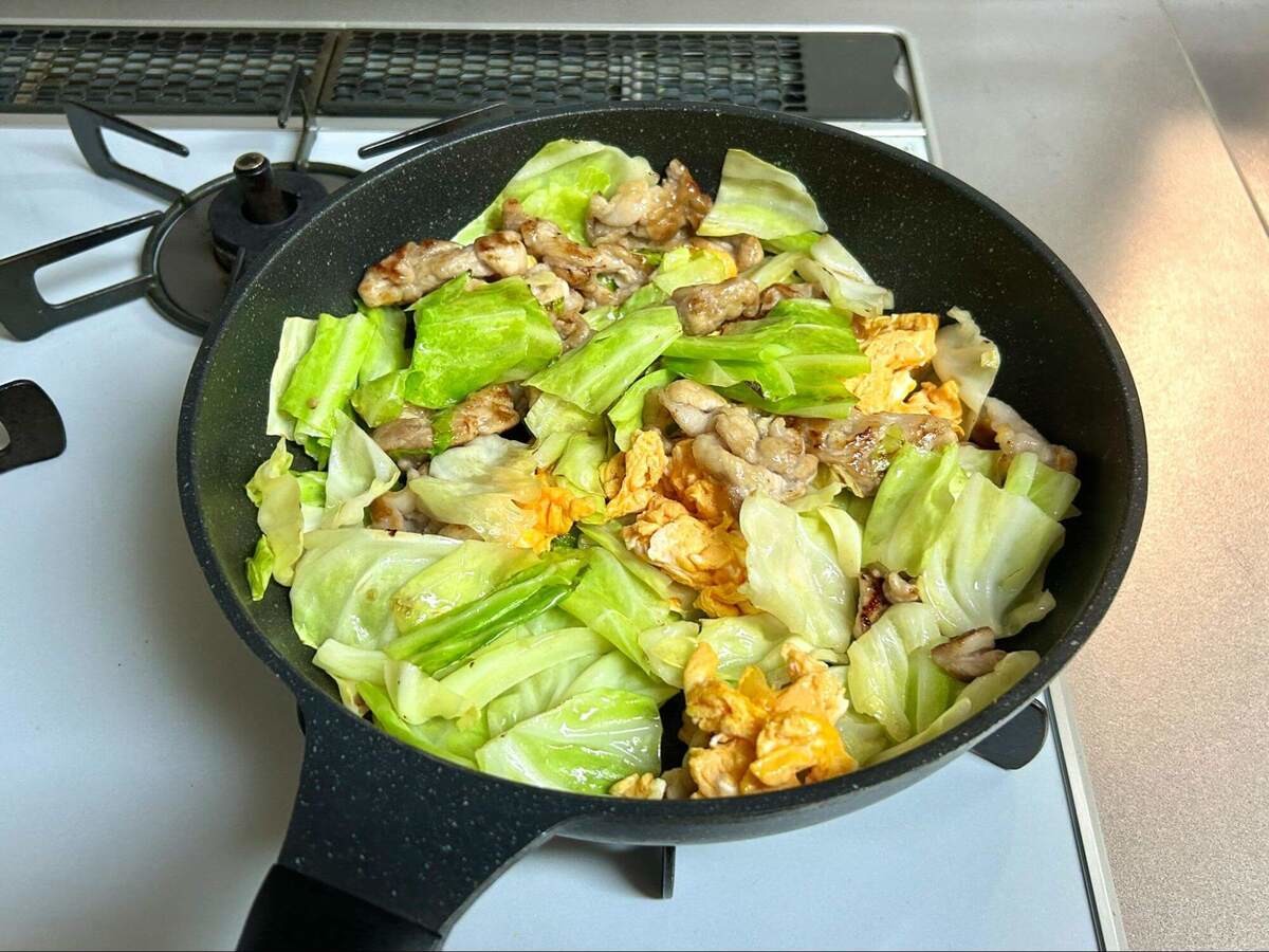 キッコーマン公式「豚たまキャベツの中華風炒め」のレシピ