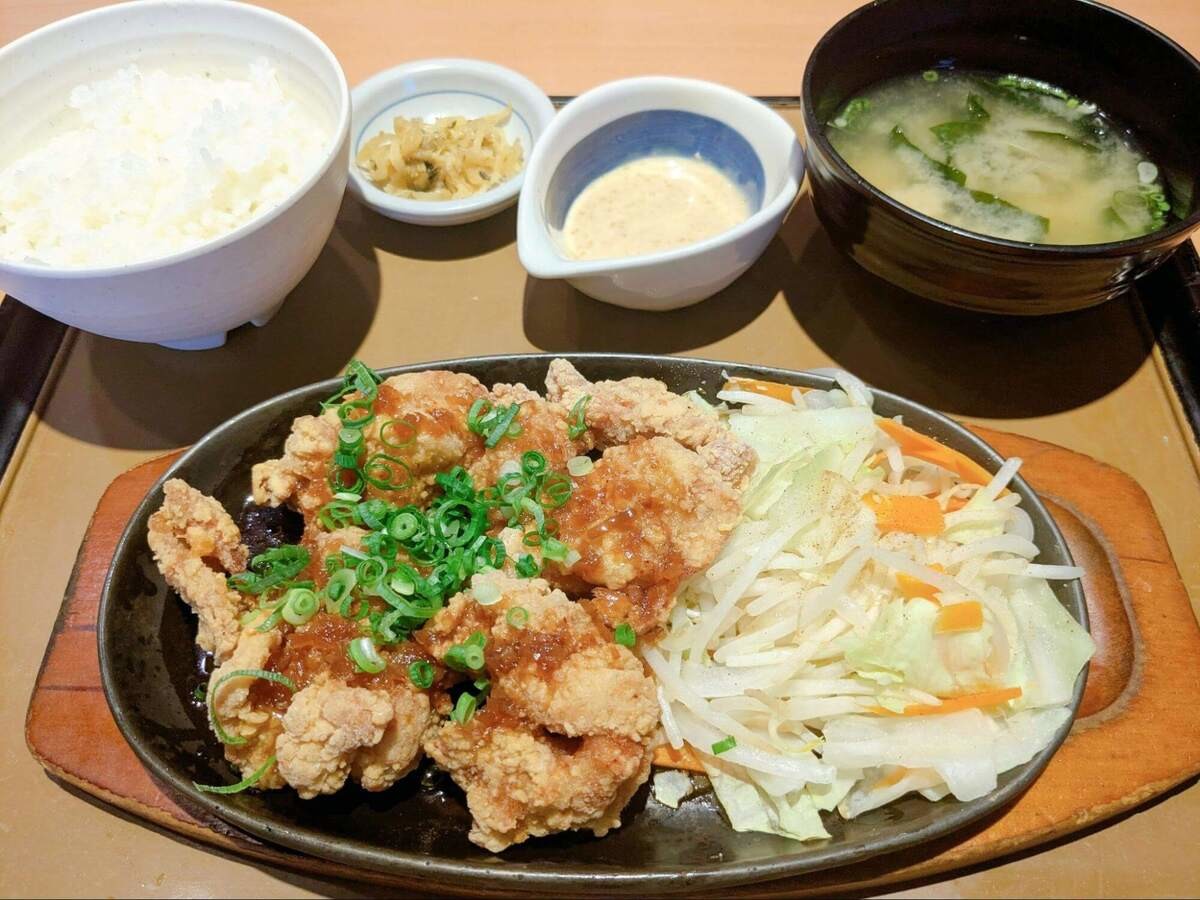 【やよい軒】鉄板フェア第2弾！絶品香味だれで食べる油淋鶏