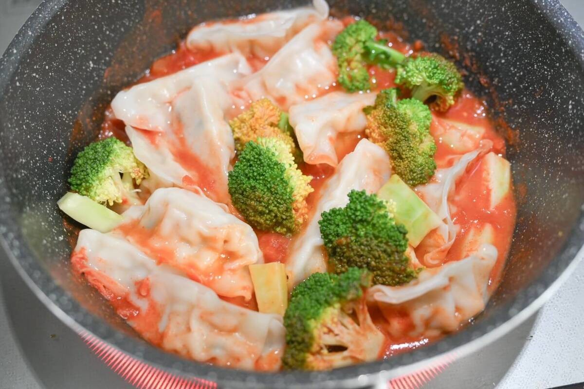 味の素公式「鍋ひとつで簡単 ブロッコリーとギョーザのだしトマト煮」のレシピ