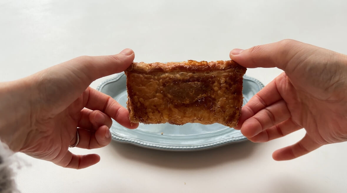 シャトレーゼおすすめ①「むらさき芋のあんこもちパイ」