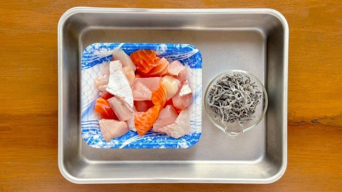 「端切れ刺身のにんにく塩昆布漬け」のレシピ