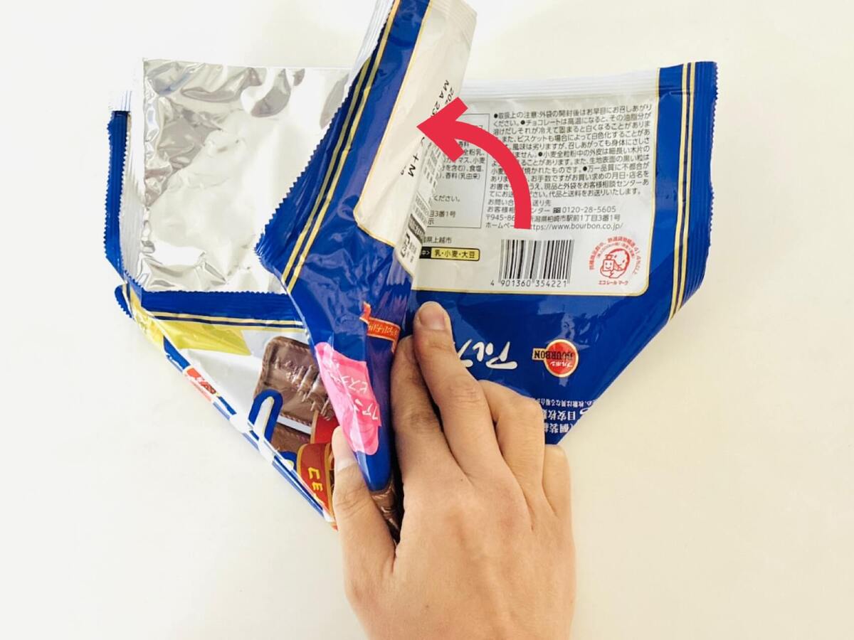 個包装されたお菓子の大袋、捨てたらダメ