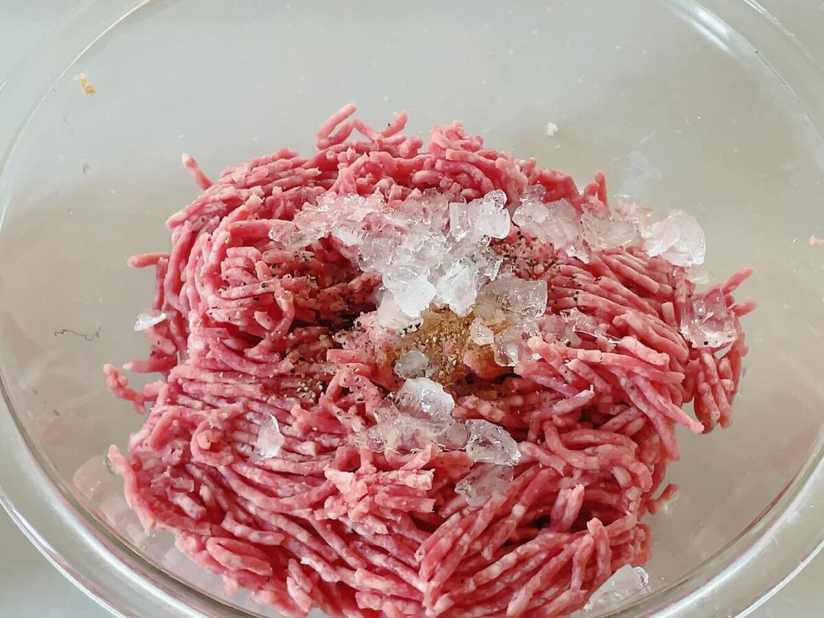 ハンバーグに氷(クラッシュアイス)を入れて焼くレシピ