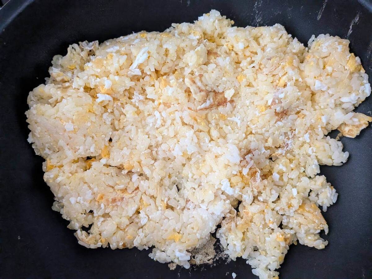 目玉焼きの旨味しみ込む黄金チャーハン