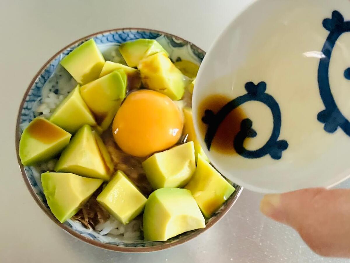 mamayumi流「アボカドたっぷりたまごかけごはん」のレシピ