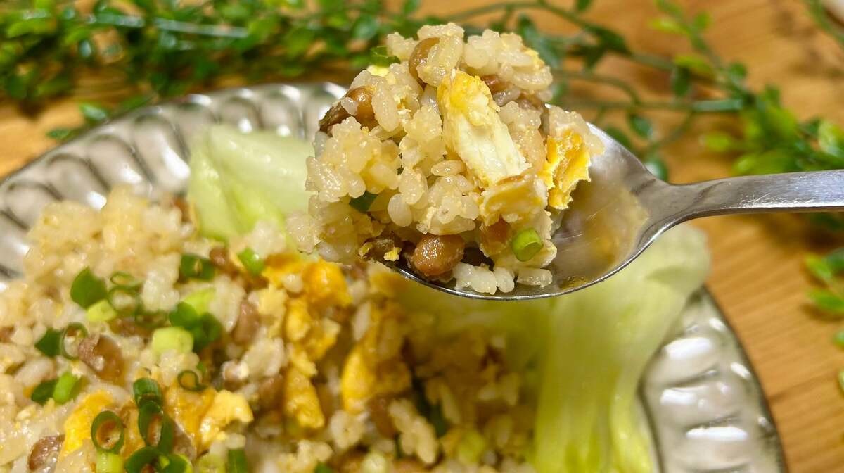 山本ゆりさん「レンチン納豆チャーハン」のレシピ