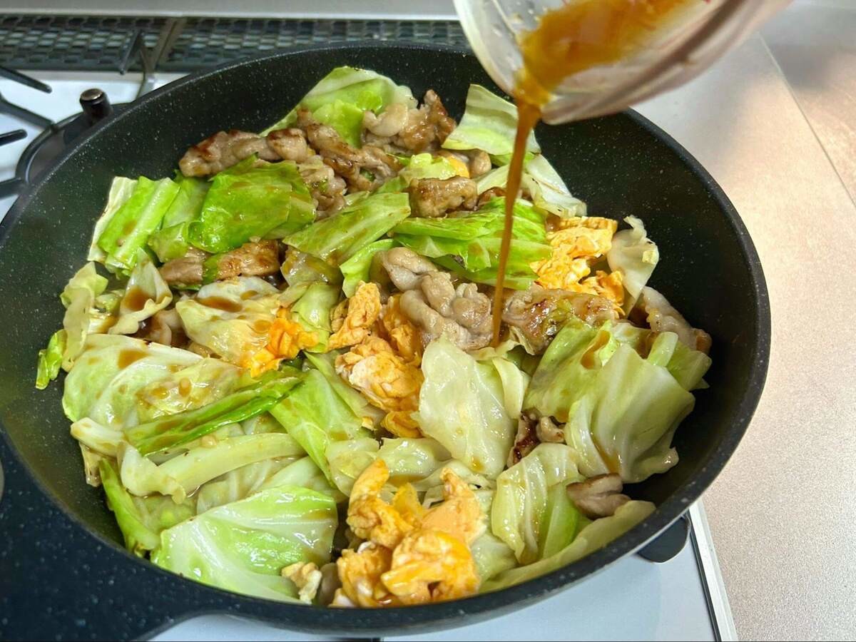 キッコーマン公式「豚たまキャベツの中華風炒め」のレシピ