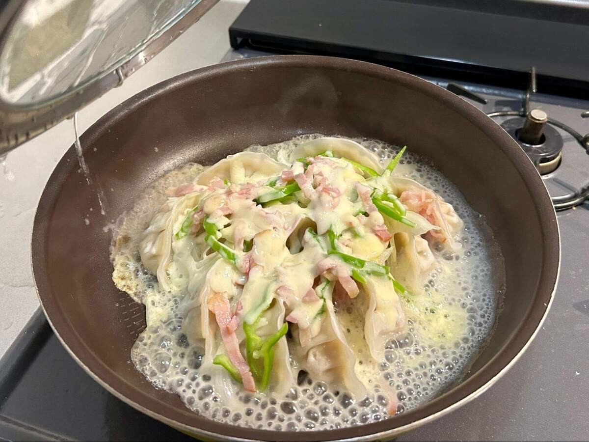 けんますクッキングさん「餃子ピザ」のレシピ