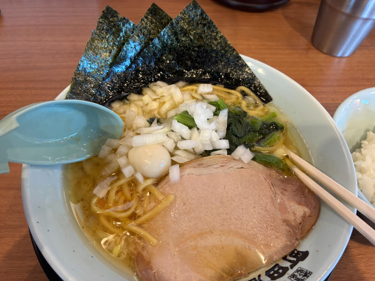 町田商店「豚骨醤油ラーメン＋ライス」の背徳感たっぷりの食べ方