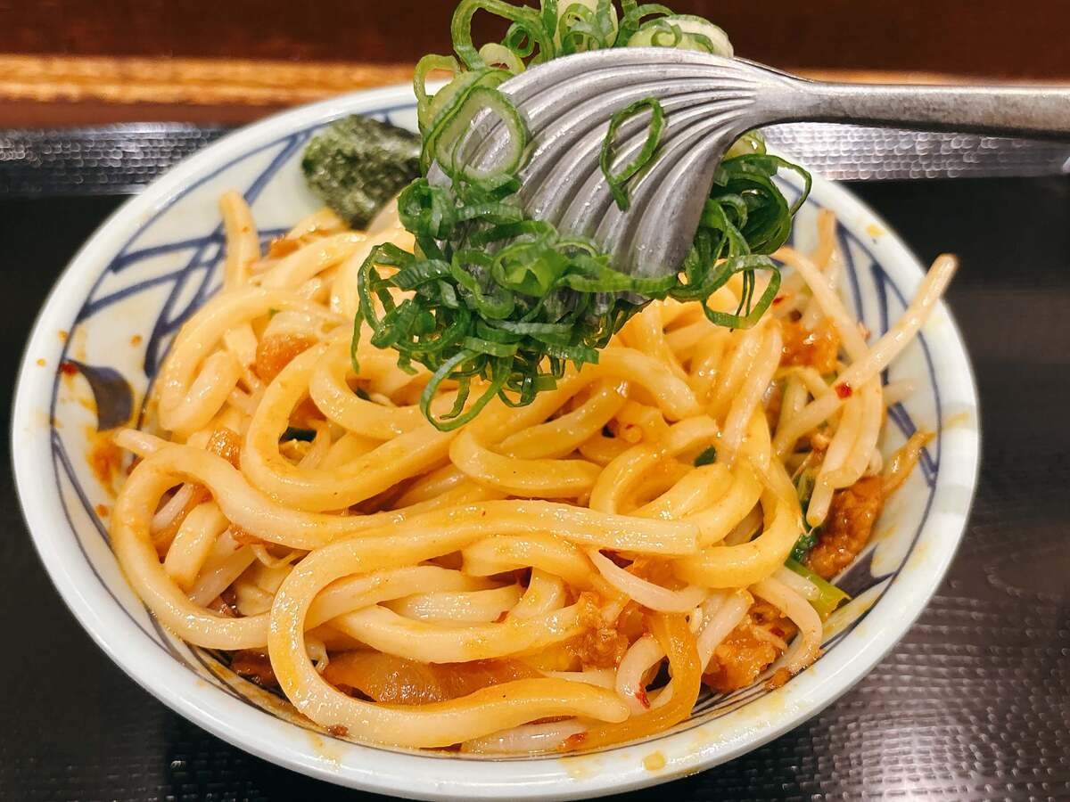 丸亀製麺「肉盛りニラ玉ぶっかけ」