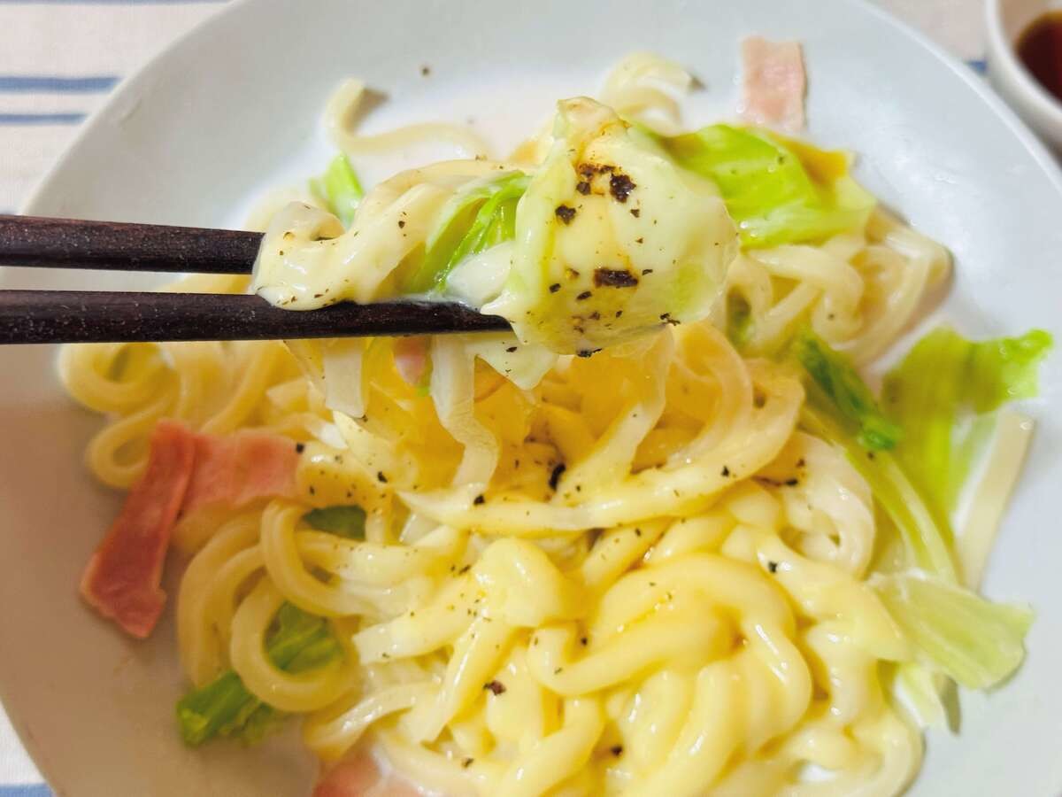 山本ゆりさんレシピ『キャベツとベーコンのチーズうどん』
