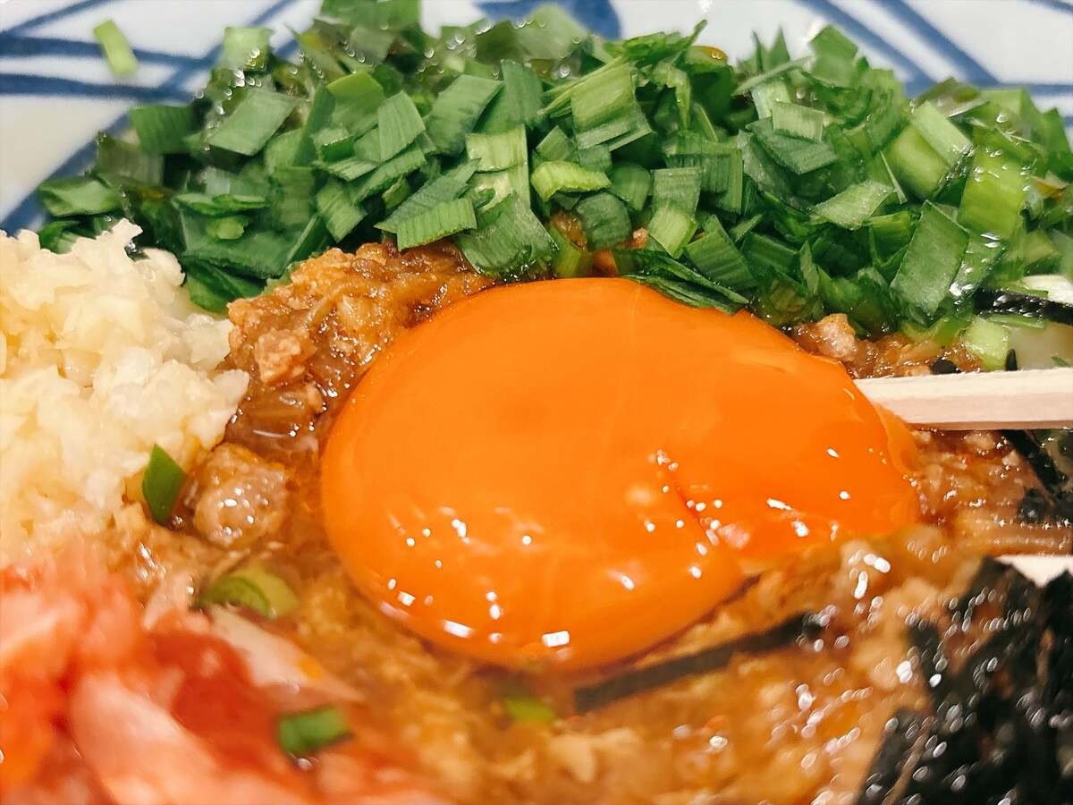 【丸亀製麺】注目の新作「肉辛まぜうどん」を実食レビュー