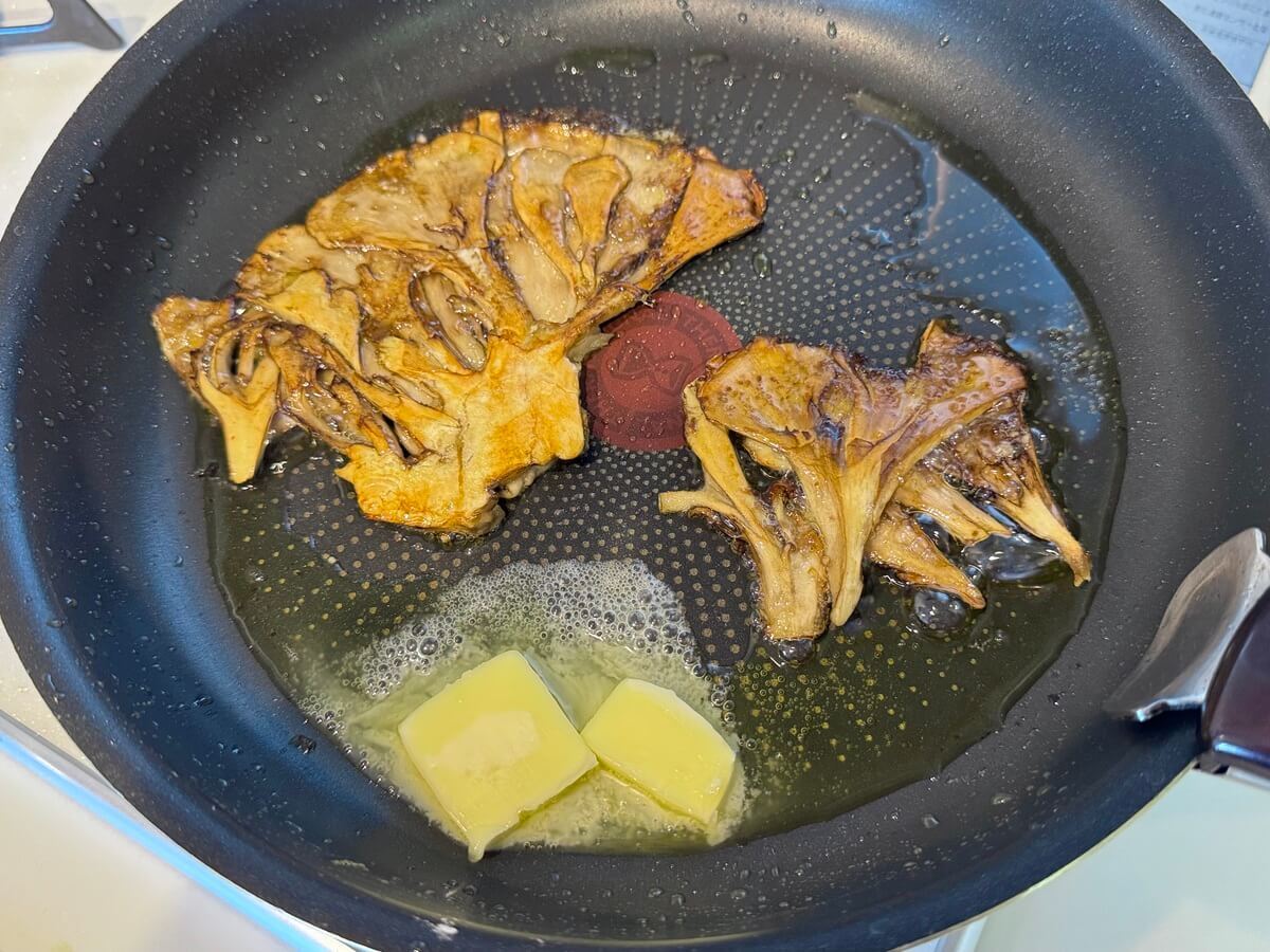 アキオさん「旨味凝縮!カリカリ舞茸のプレスステーキ」