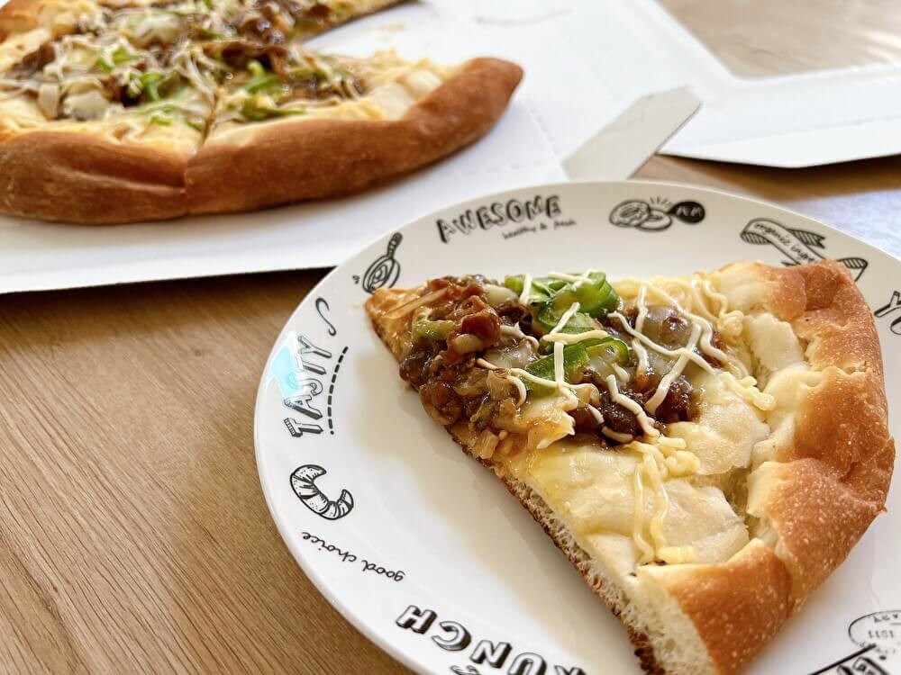 オーケーの新商品「牛カルビ焼肉ピザ」