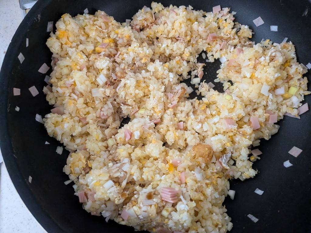 目玉焼きの旨味しみ込む黄金チャーハン