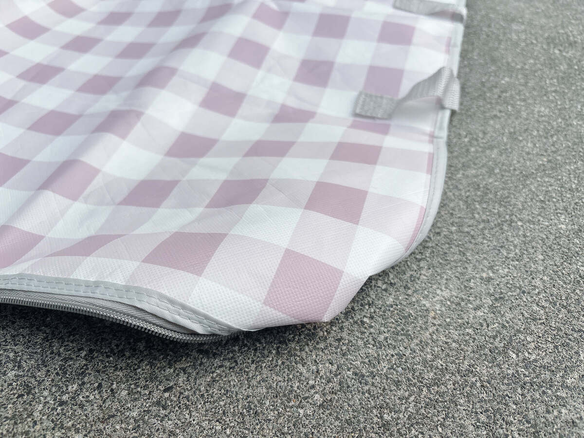 「レジャーシート」が“風で飛ばされない裏ワザ”