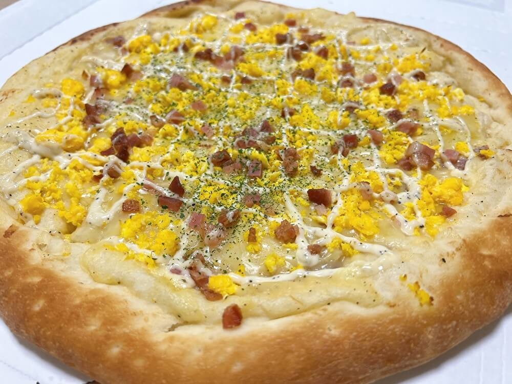 オーケーの期間限定商品「たっぷりたまごのカルボナーラピザ」