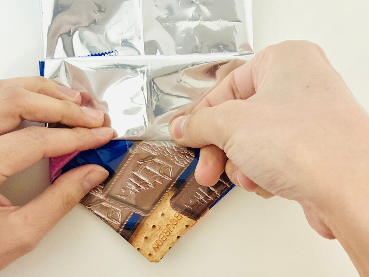 個包装されたお菓子の大袋、捨てたらダメ