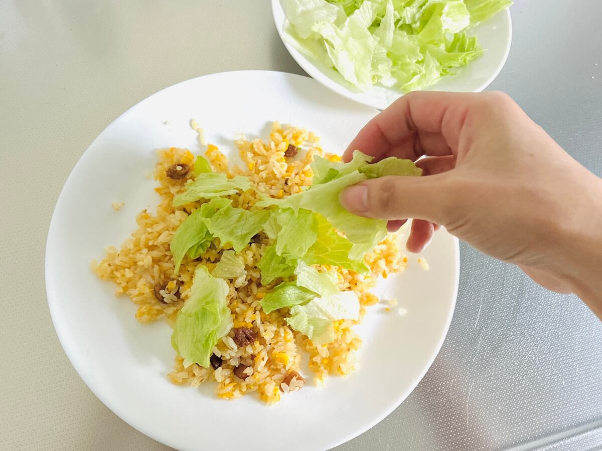 冷凍炒飯のアレンジ「レタス＆レモン」