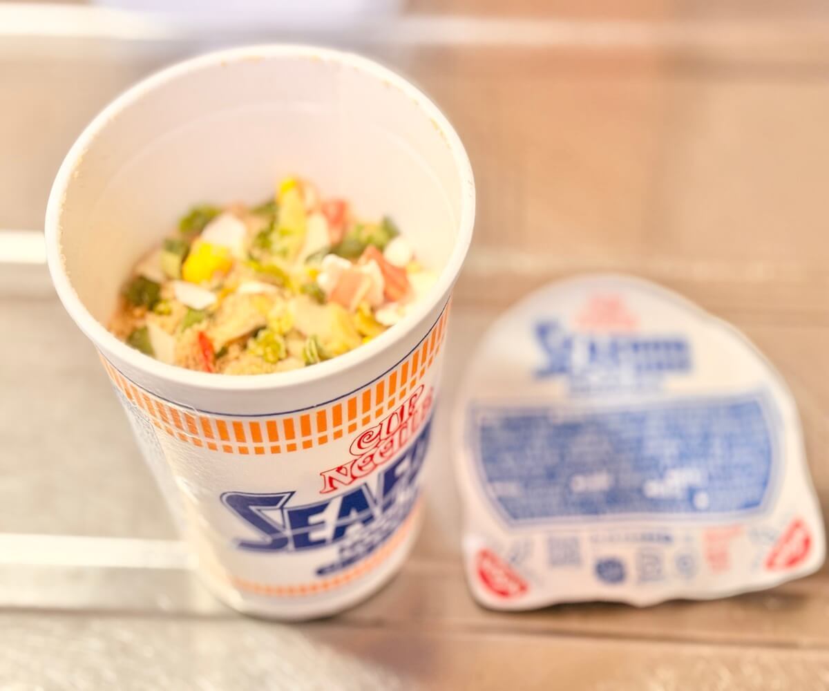 炊飯器で簡単!カップヌードルで作るシーフードピラフ