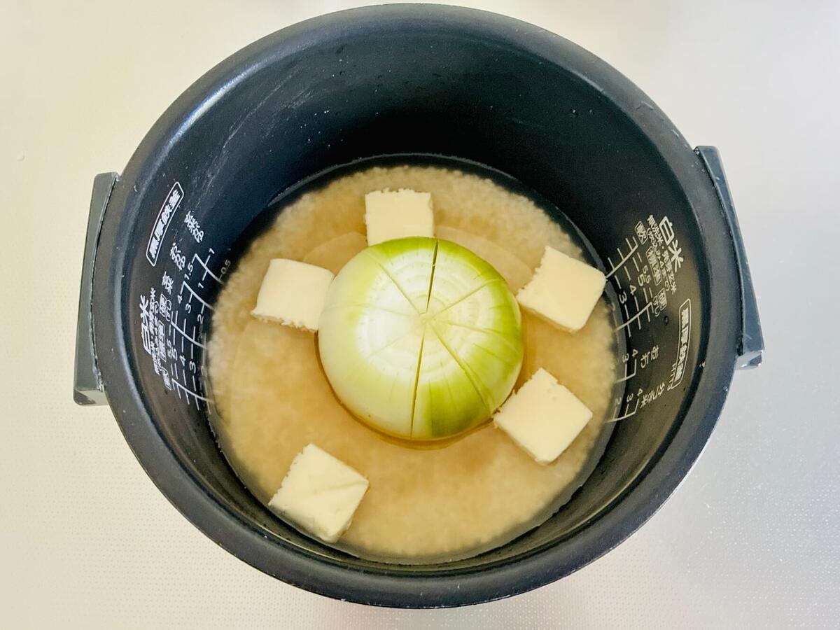 サンドウィッチマン＆芦田愛菜の博士ちゃん「玉ねぎ丸ごと炊き込みご飯」のレシピ